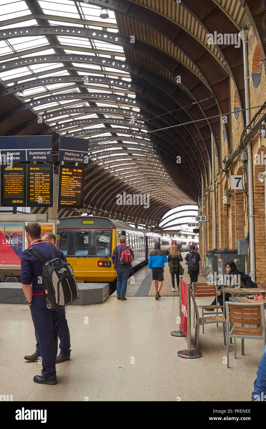 Die majestätischen Innenraum des historischen York Railway Station, Nordengland, Großbritannien Stockfoto