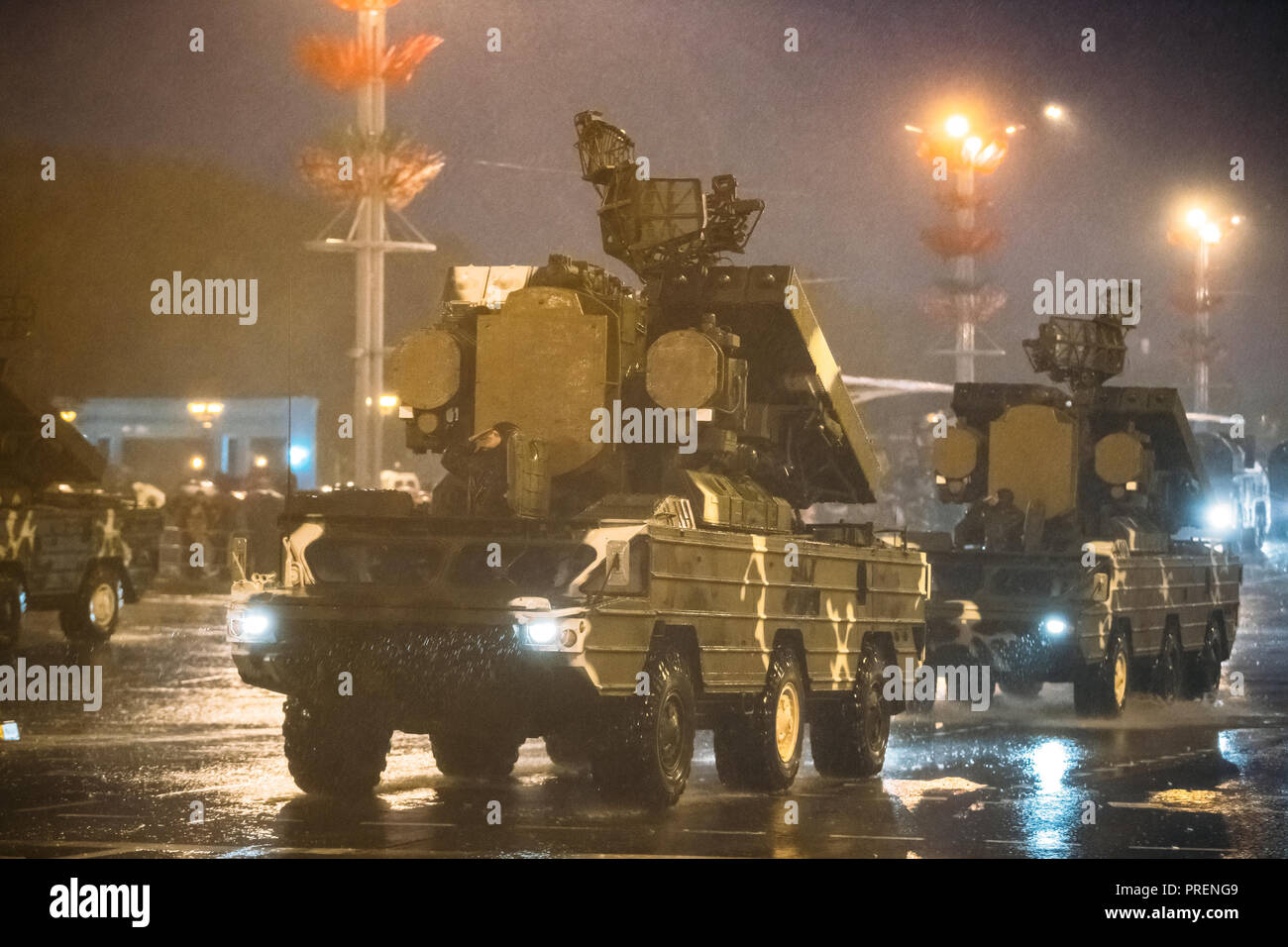 Minsk, Weißrussland. Taktische Surface-to-Air Missile System 9 k33 Osa in Bewegung in der Straße während der Proben vor der Feier der Tag der Unabhängigkeit von Belarus. E Stockfoto