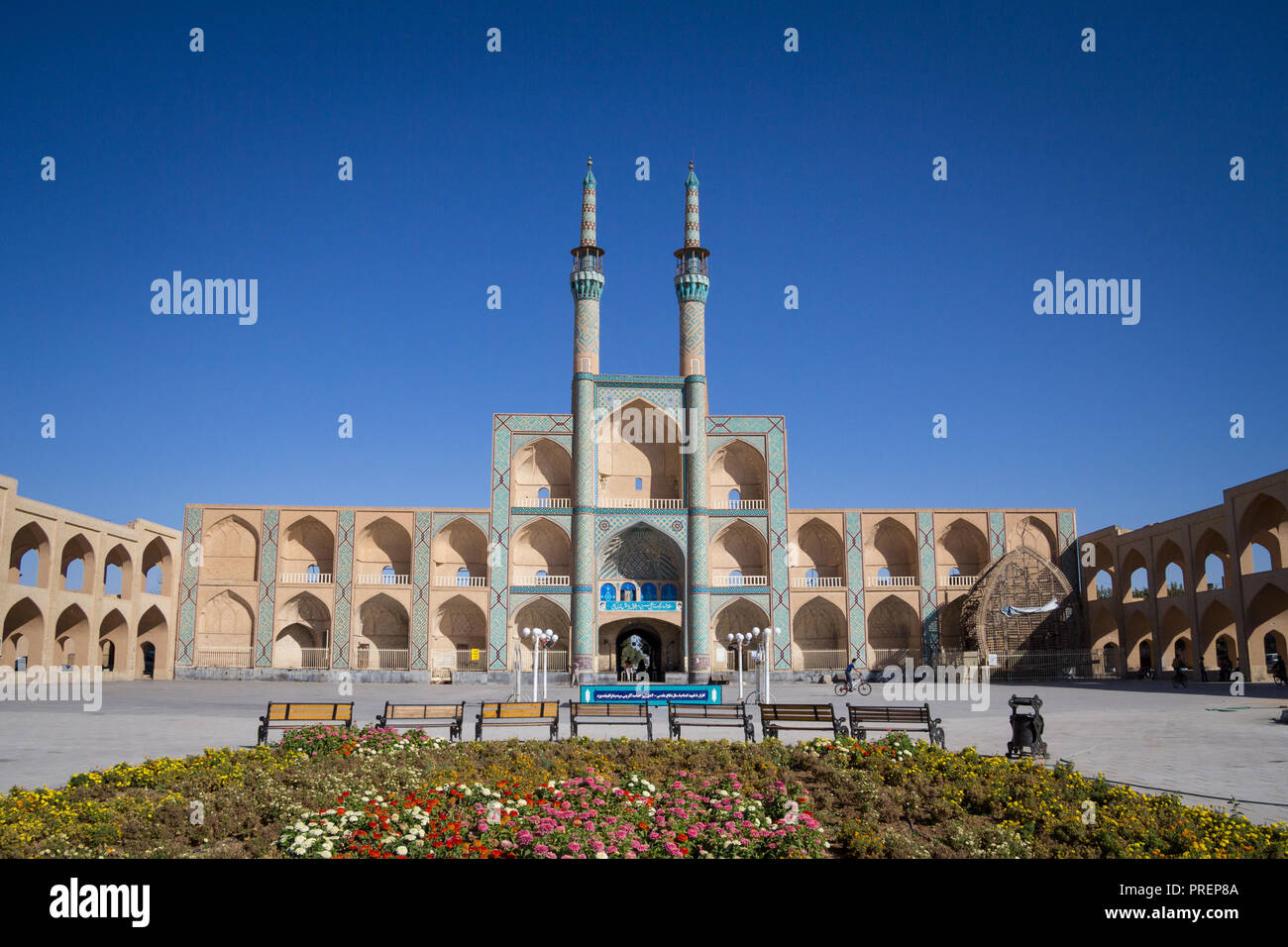 YAZD, IRAN - August 9, 2016: Amir Chakhmaq Komplex im Sommer. Es ist eine Moschee auf einem Platz gelegen, und ein Wahrzeichen von Yazd, die m Stockfoto