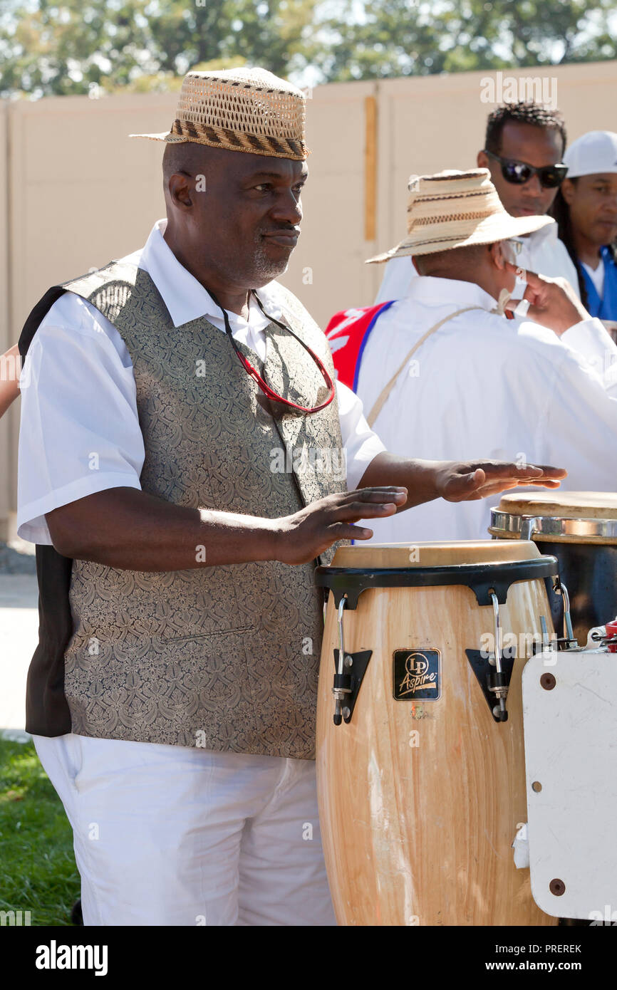 Afro-Panamanian Mann spielt Conga drums (tumbadora) während kulturelle Veranstaltung - USA Stockfoto