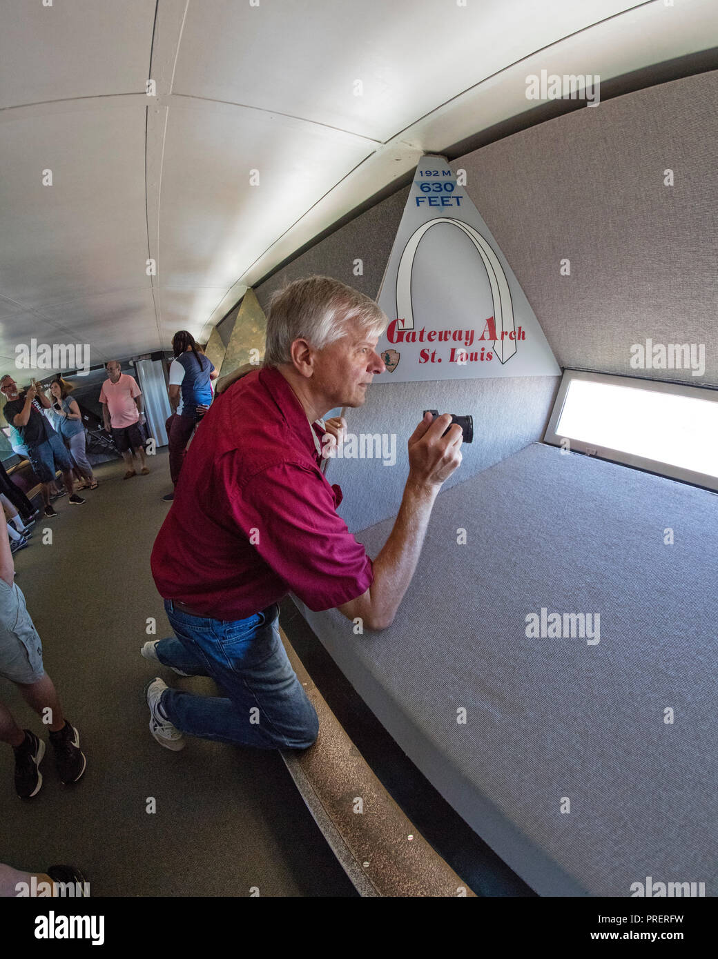 Touristische Fotograf innen an der Spitze der 630-Fuß-Gateway Arch in St. Louis, Missouri. Stockfoto