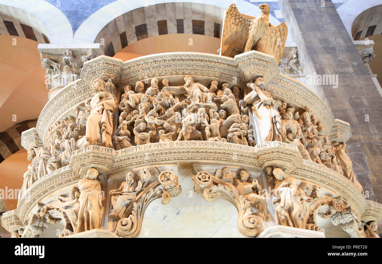 Italienische gotische Kanzel oben Detail von Giovanni Pisano in Pisa Dom auf der Piazza dei Miracoli (Piazza del Duomo) Stockfoto