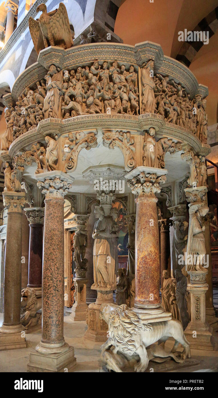 Italienische gotische Kanzel von Giovanni Pisano in Pisa Dom auf der Piazza dei Miracoli (Piazza del Duomo) Stockfoto