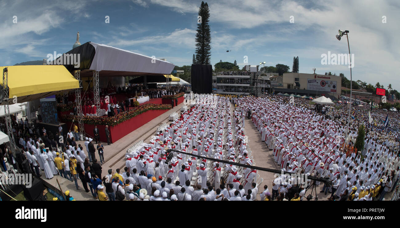 El Salvador bereitet sich auf die Seligsprechung Zeremonie und die Masse, die Ankündigung der Seligsprechung von Erzbischof Oscar Romero. Der Erzbischof wurde 1980 von einem rechten Flügel Amokläufer auf dem Altar seiner Kirche der göttlichen Vorsehung erschlagen. Oscar Arnulfo Romero y Galdamez wurde die vierte Erzbischof von San Salvador, Nachfolger von Luis Chavez, und sprach sich gegen Armut, soziale Ungerechtigkeit, Morde und Folter. Romero wurde gleichzeitig Masse am 24. März 1980 ermordet. Stockfoto