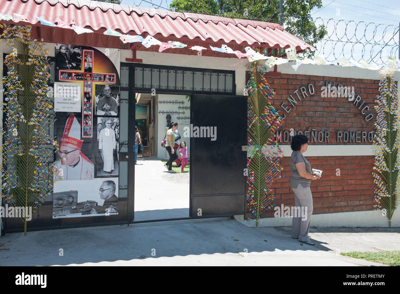 Eingang zum ehemaligen Pfarrhaus Haus von Erzbischof Oscar Romero. Die Struktur wurde umgewandelt in ein Museum rund um das Thema Leben und Tod von Romero. El Salvador bereitet sich auf die Seligsprechung Zeremonie und die Masse, die Ankündigung der Seligsprechung von Erzbischof Oscar Romero. Der Erzbischof wurde 1980 von einem rechten Flügel Amokläufer auf dem Altar seiner Kirche der göttlichen Vorsehung erschlagen. Oscar Arnulfo Romero y Galdamez wurde die vierte Erzbischof von San Salvador, Nachfolger von Luis Chavez, und sprach sich gegen Armut, soziale Ungerechtigkeit, Morde und Folter. Romero wurde ermordet und bietet Masse Stockfoto