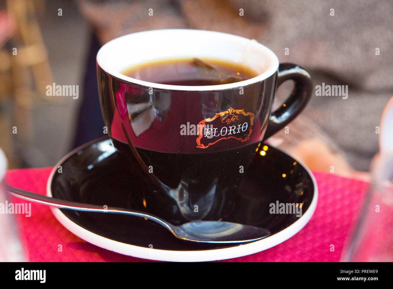 Tee Tasse Cafe in Paris Stockfoto