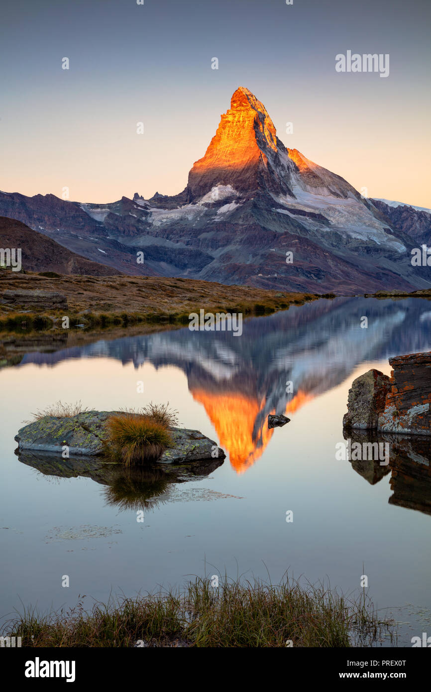 Matterhorn, der Schweizer Alpen. Landschaft Bild der Schweizer Alpen mit Stellisee und Matterhorn im Hintergrund, während Sie im Sunrise. Stockfoto