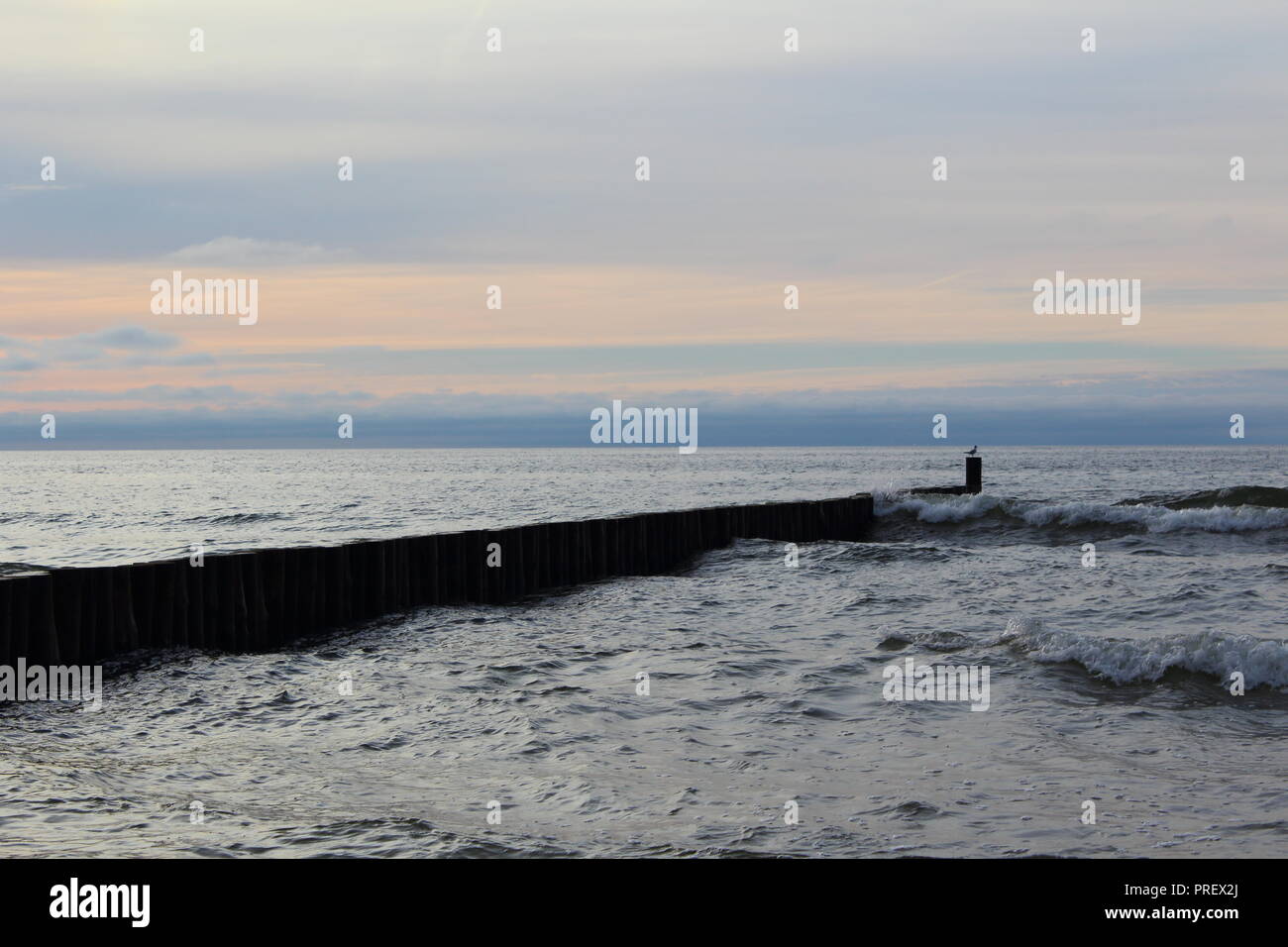 Die Leiste an der Ostsee Strand von Ustronie Morskie, Polen in der Abenddämmerung Stockfoto