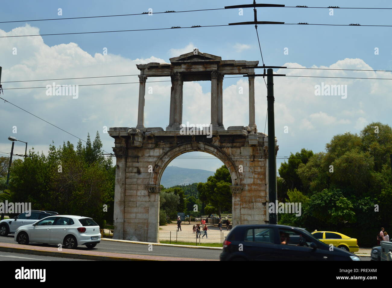 Der Bogen des Hadrian oder Hadrian's Gate in Athen. Im Acroplis von Athen. Geschichte, Architektur, Reisen, Archäologie. Kreuzfahrtschiffe. Juli 9, 2018. Acr Stockfoto