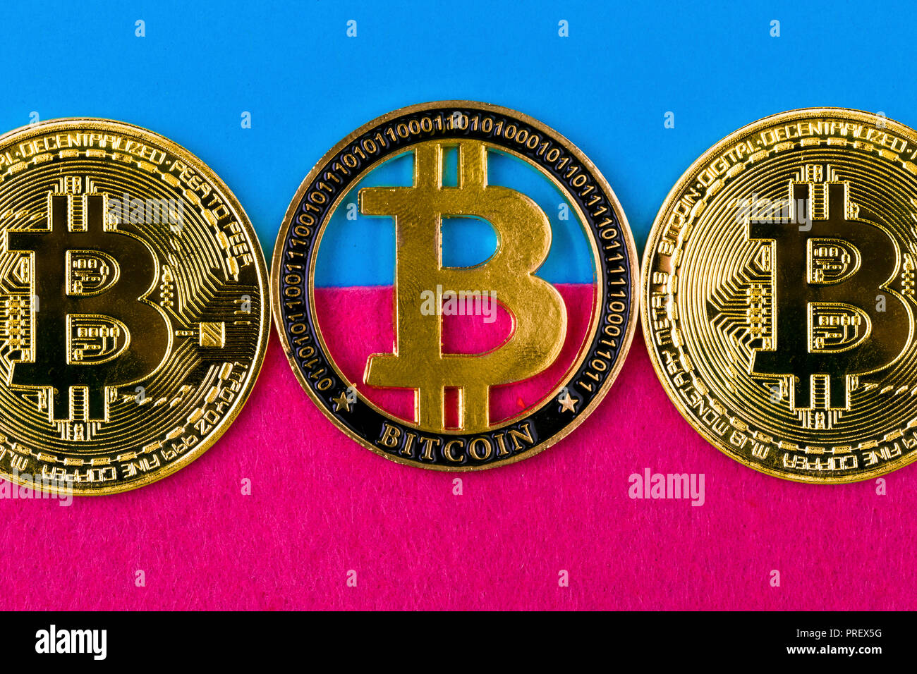 Golden bitcoins auf einem farbigen Hintergrund, Nahaufnahme Bild Stockfoto