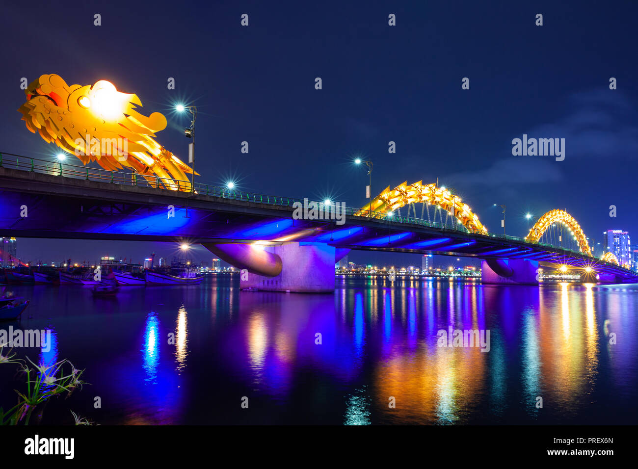 Der Drache Brücke (Cau Rong) bei Nacht beleuchtet, Da Nang, Vietnam Stockfoto