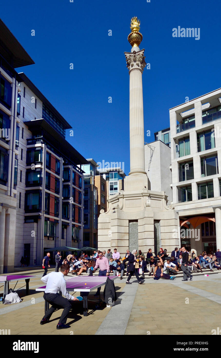 Tischtennis spielen am Mittag in Paternotster Square, London, England, UK. Stockfoto