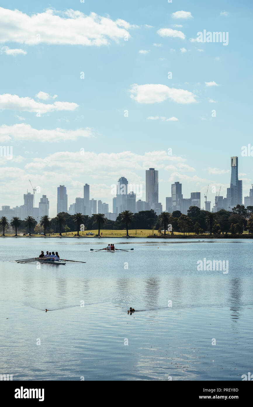 Melbourne Skyline mit Ruderern auf den Albert Park See im Vordergrund, Australien Stockfoto