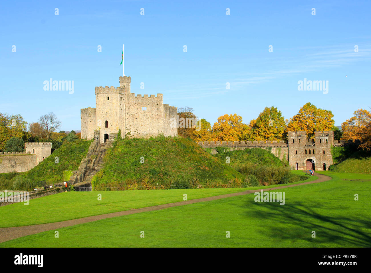 Das Schloss von Cardiff, South Wales, UK im Herbst Sonnenschein Stockfoto