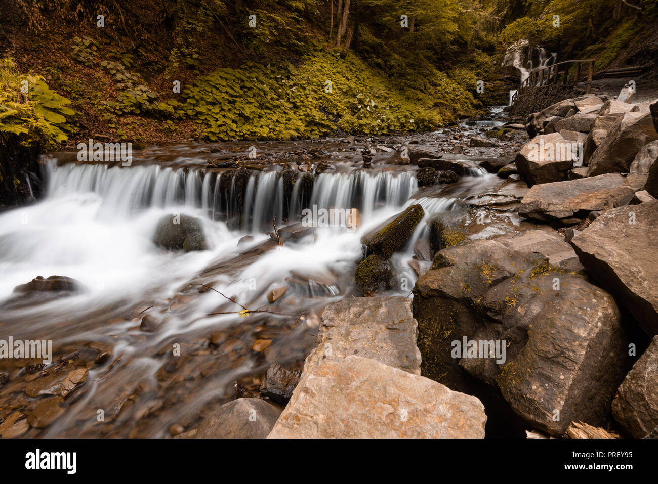 Wunderschöner Wasserfall mit schnell fließendem Wasser und Felsen, langen Belichtungszeit. Stockfoto