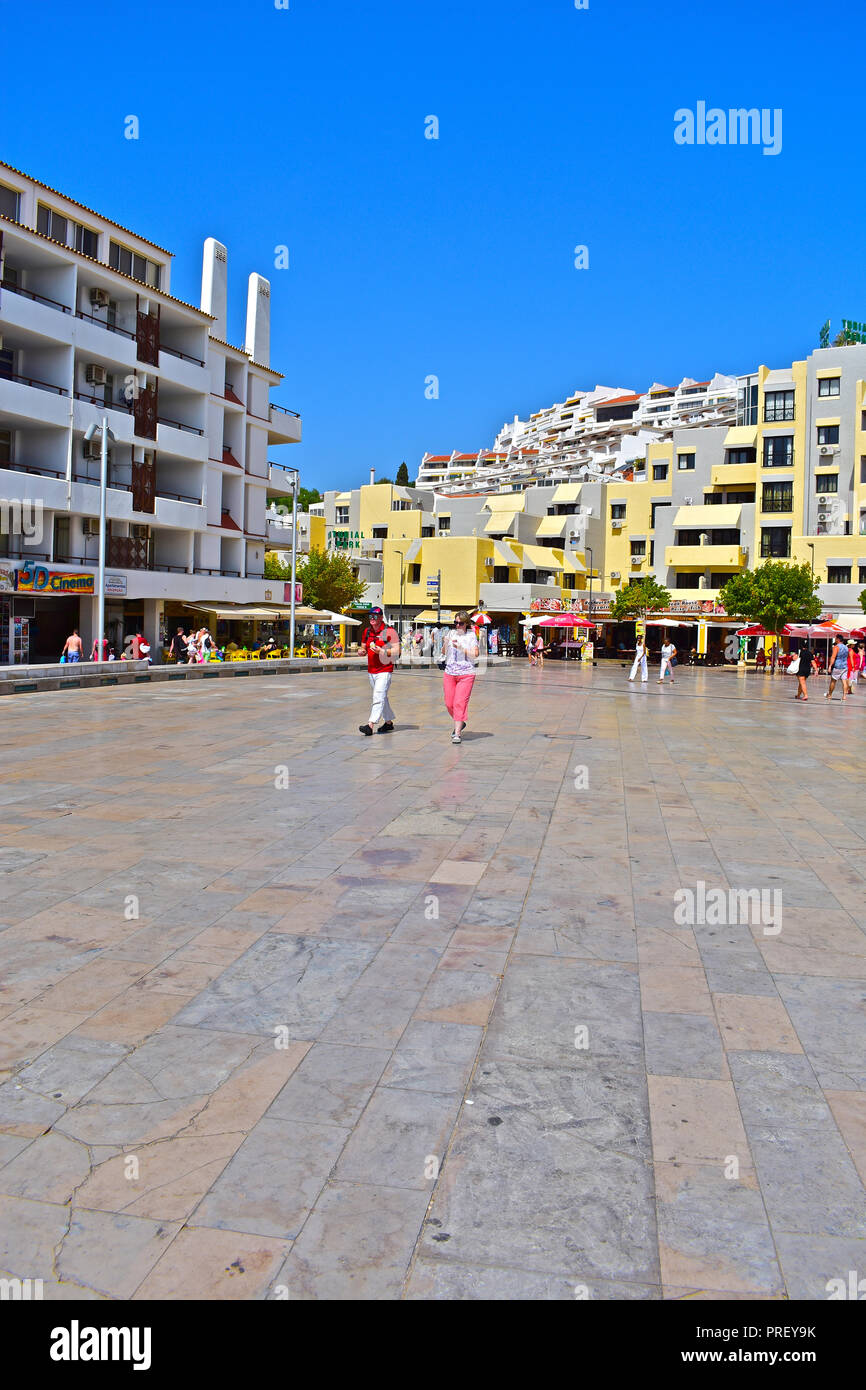 Touristen schlendern über Square dos Pesdores - einer modernen zentralen Platz im Herzen der Altstadt von Albufeira, die zum Strand führt. Algarve, Portugal Stockfoto