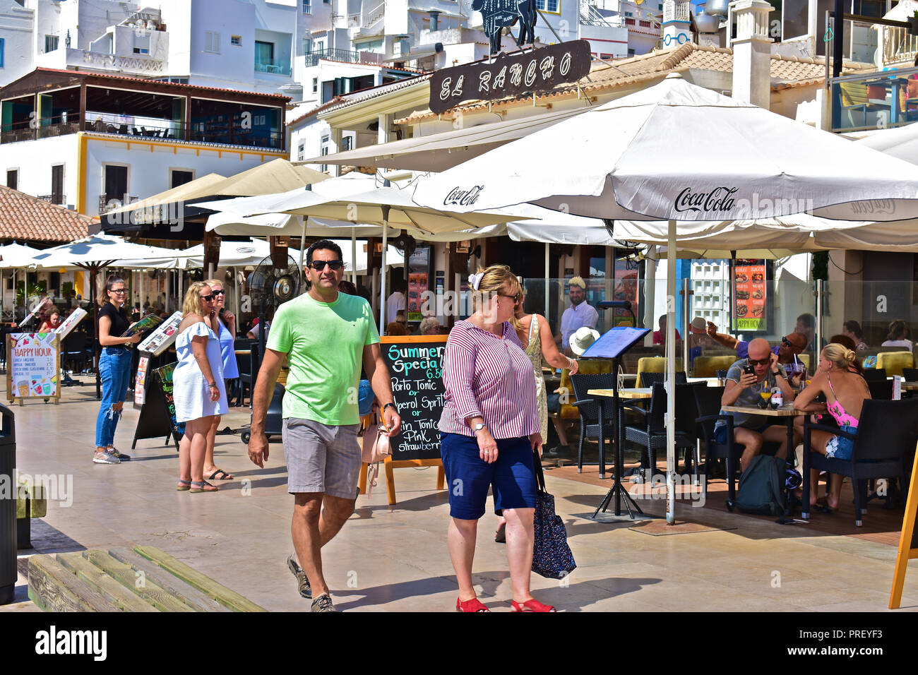 Urlaubern und Touristen genießen den Sommer Sonne wandern über die Straßen der Altstadt von Albufeira, Algarve, Portugal Stockfoto