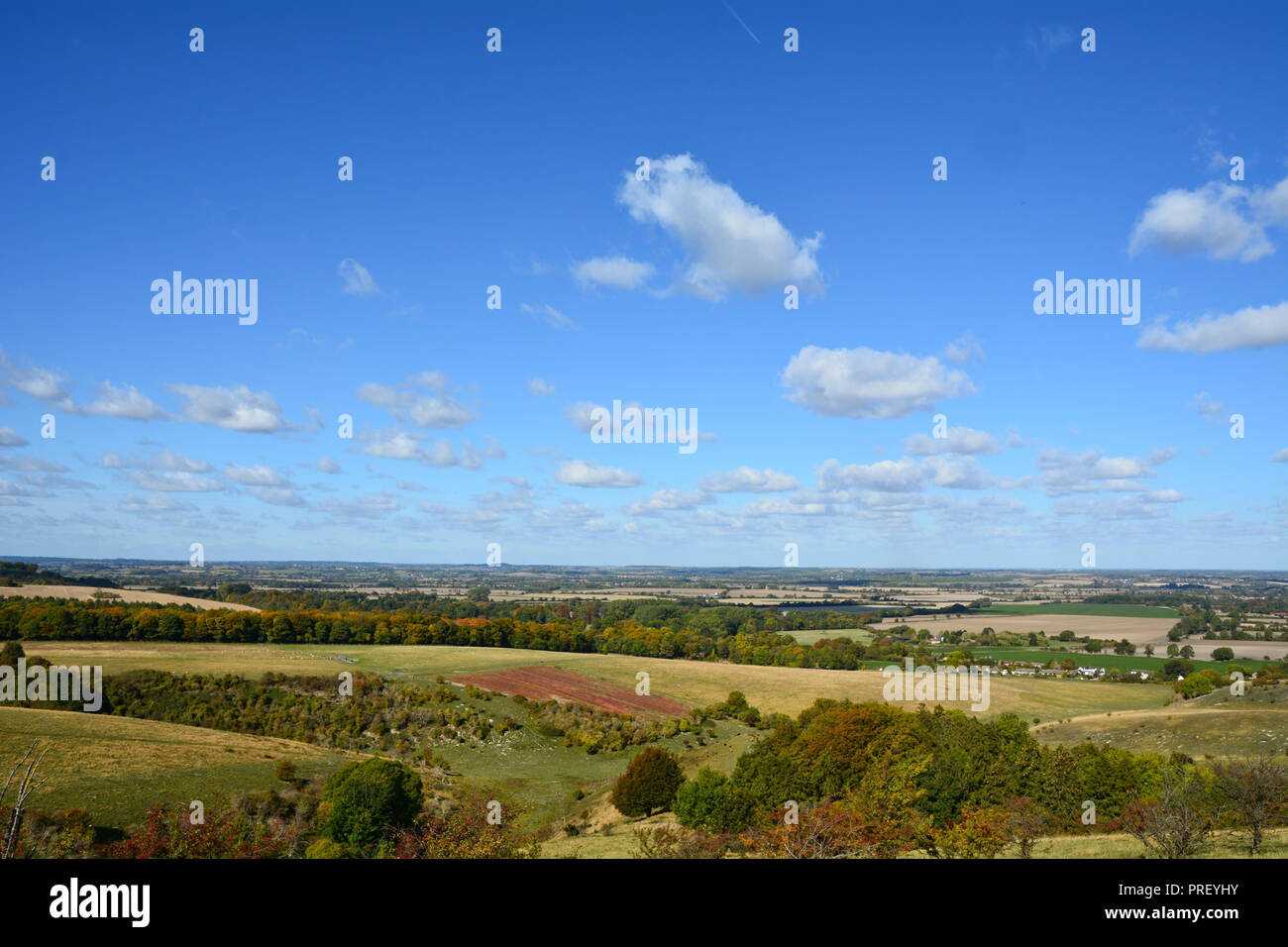 Blick von der schönen Pegsdon Hügel und Hoo Bit Naturschutzgebiet ein beliebter Ort mit Spaziergängern in der Nähe des Dorfes Pegsdon, Hertfordshire, England Stockfoto