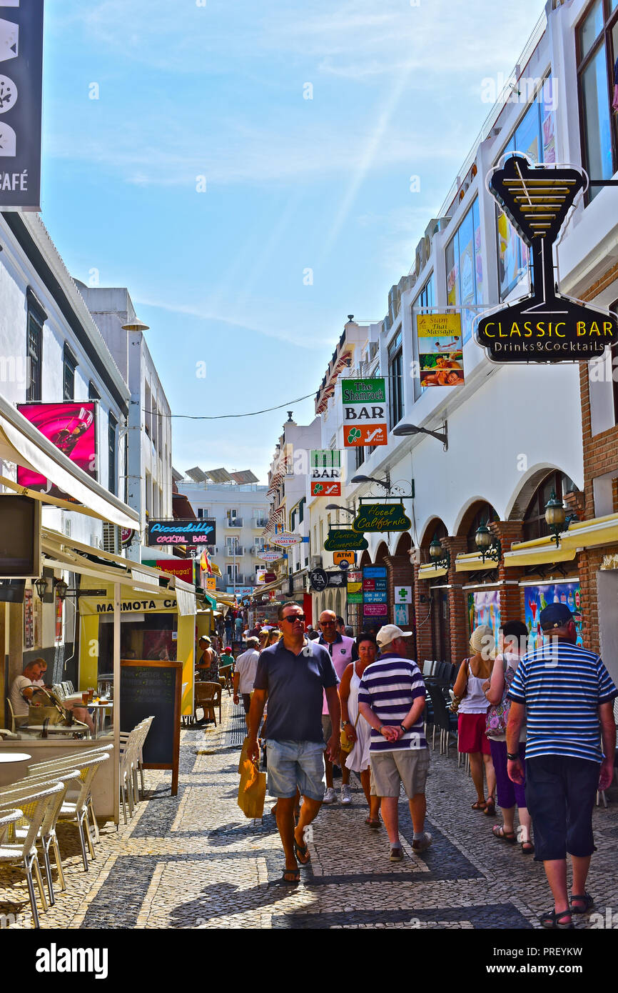 Urlaubern und Touristen genießen den Sommer Sonne wandern über die Straßen der Altstadt von Albufeira, Algarve, Portugal Stockfoto