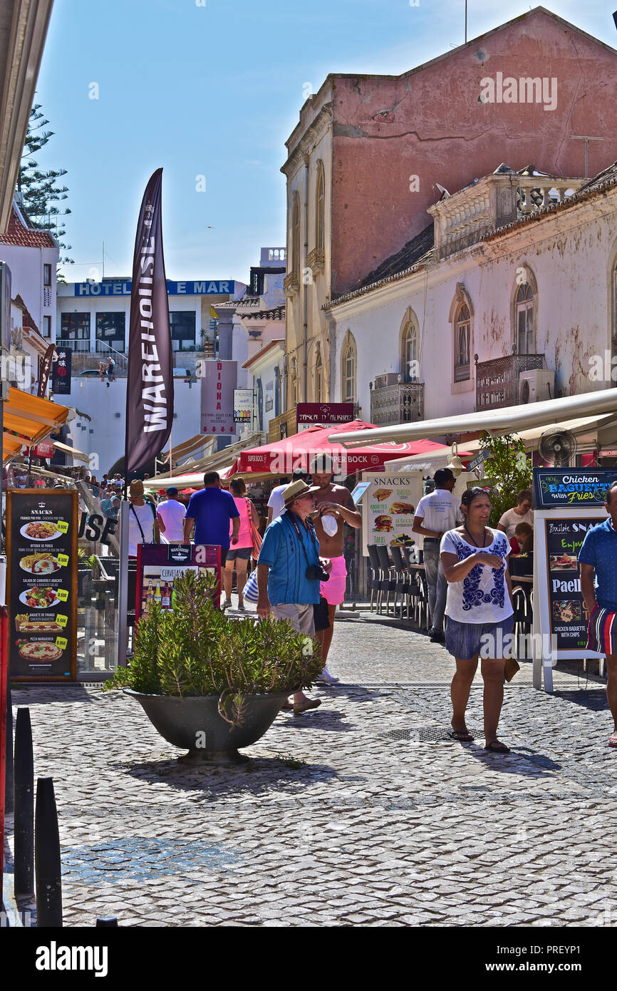 Urlaubern und Touristen genießen den Sommer Sonne wandern über die Straßen der Altstadt von Albufeira, Algarve, Portugal Stockfoto
