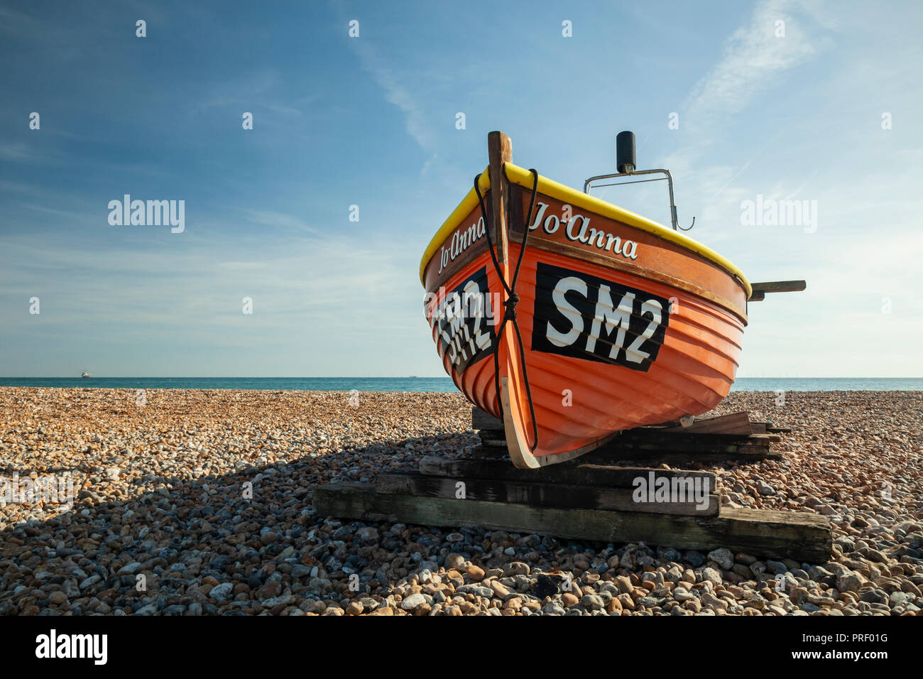 Boot auf Worthing Beach, West Sussex, England. Stockfoto