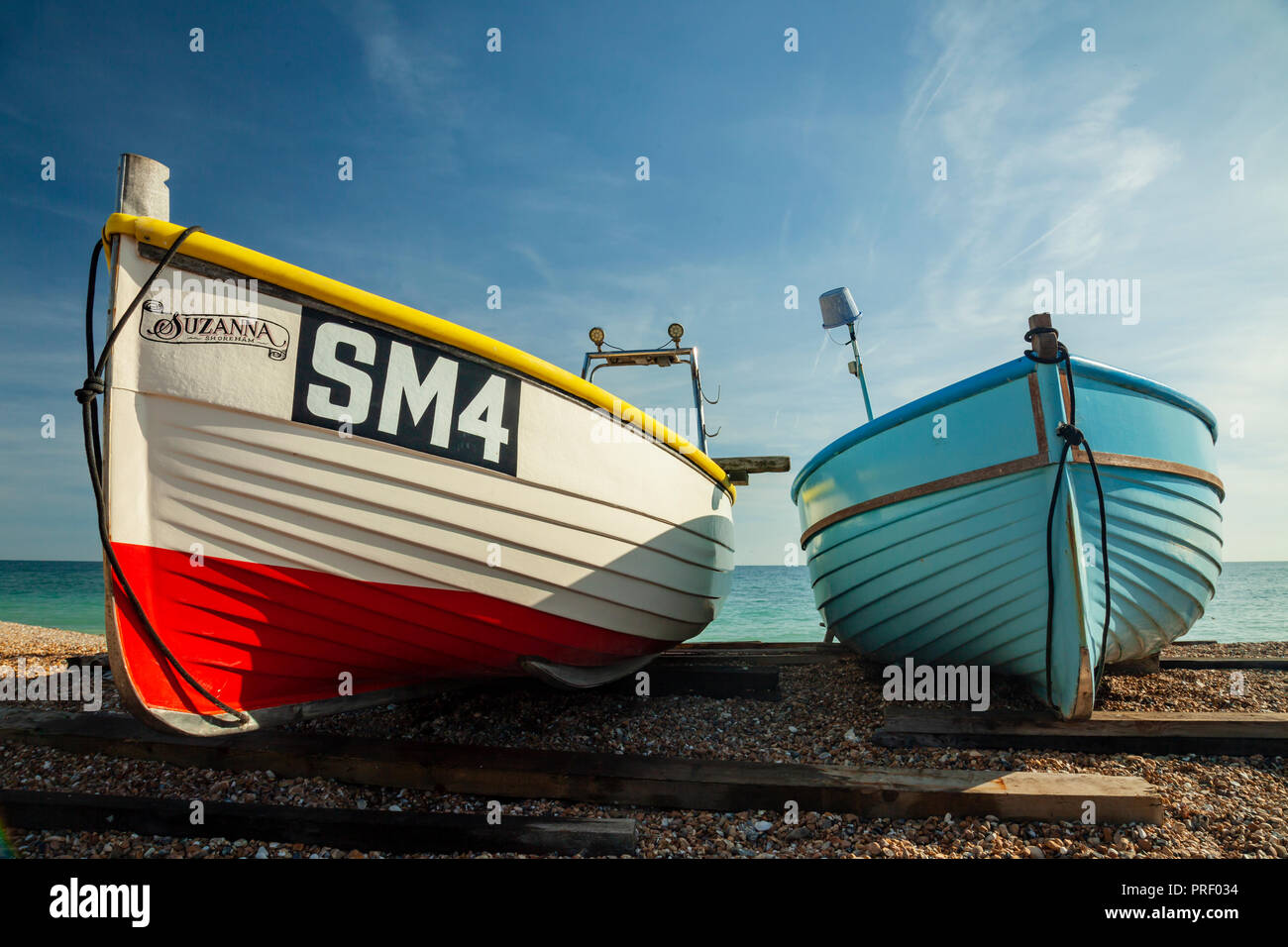 Boote auf Worthing Beach, West Sussex, England. Stockfoto