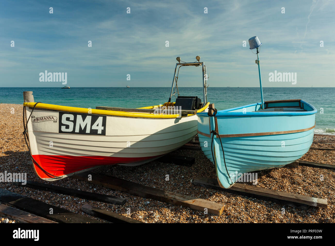 Boote auf Worthing Beach, West Sussex, England. Stockfoto