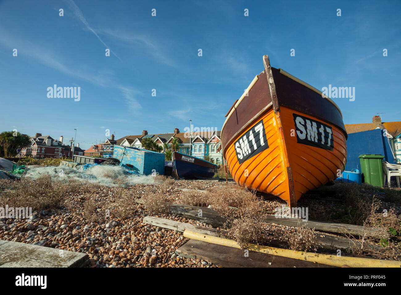 Fischerboote auf Worthing Beach, West Sussex, England. Stockfoto