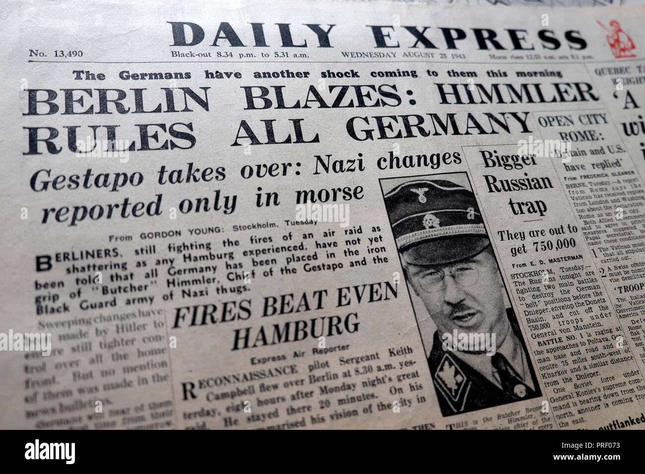 Startseite Schlagzeilen der Daily Express Zeitung "Berlin Flammen: Himmler Regeln alle Deutschland" London England UK 25 August 1943 Zweiter Weltkrieg Stockfoto