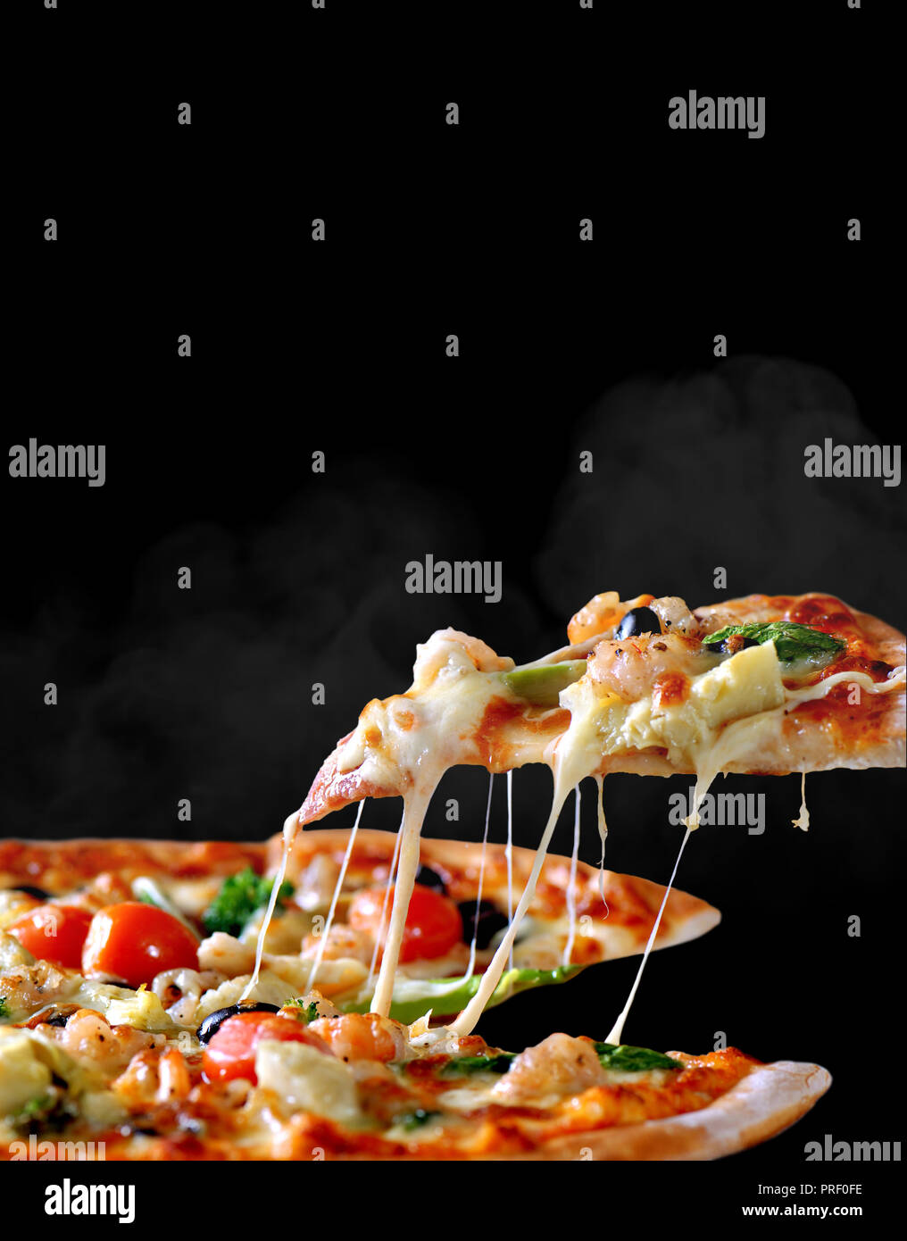Konzept werbe Flyer und Poster für Restaurants oder Pizzerien, mit köstlichen Geschmack margarita Pizza, Mozzarella, Tomaten w Stockfoto
