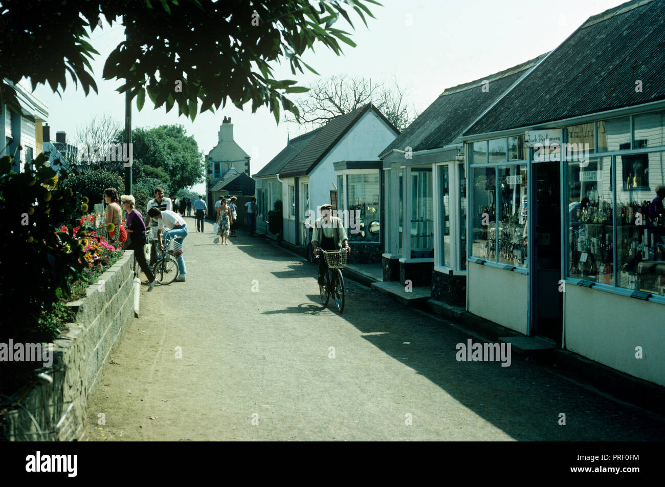 Main Street auf der Insel Sark in den 80er Jahren Stockfoto