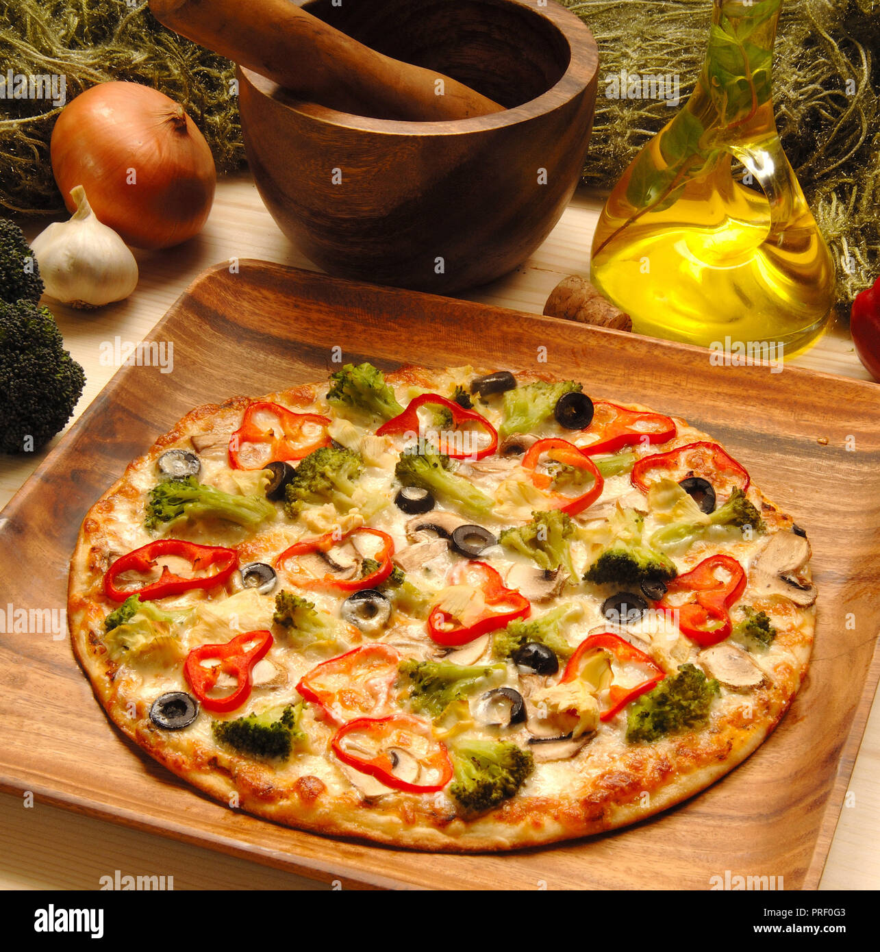 Frische Pizza mit Tomaten, Käse und Pilze auf Holztisch closeup Stockfoto