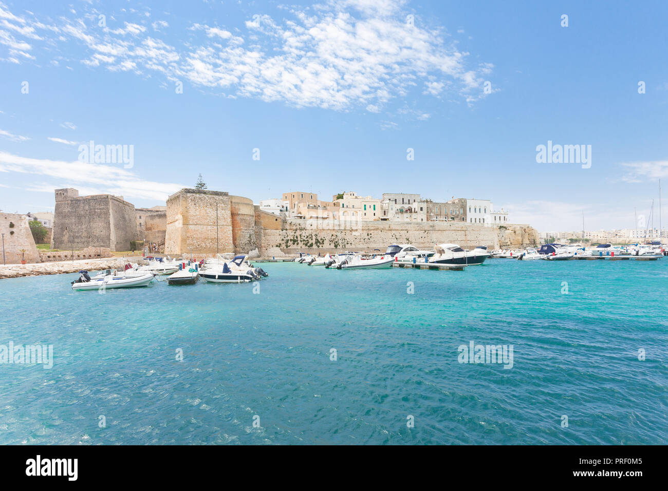 Otranto, Apulien, Italien - Motorboote am Hafen von Otranto in Italien Stockfoto