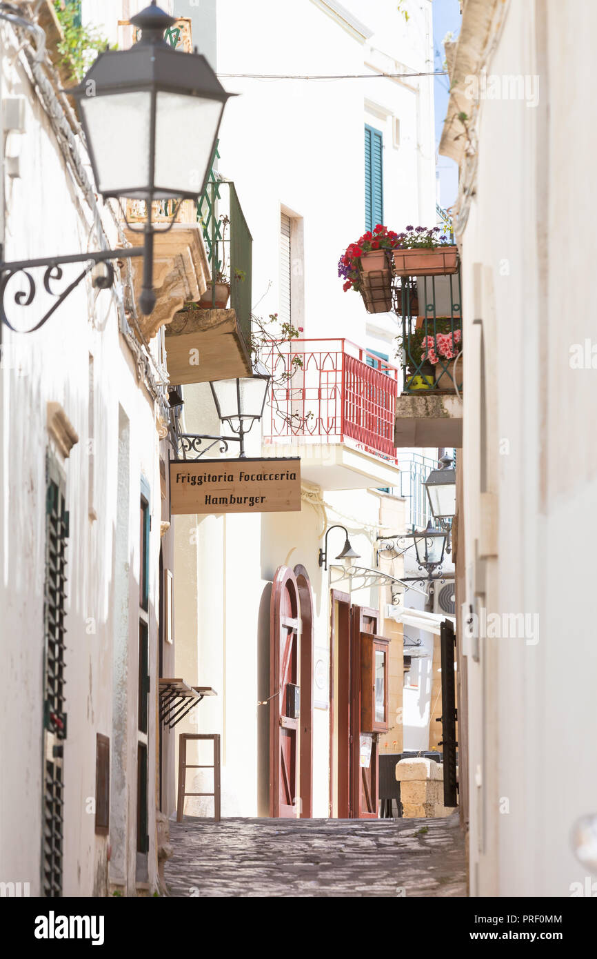 Otranto, Apulien, Italien - eine schöne Gasse in der Altstadt von Otranto in Italien Stockfoto