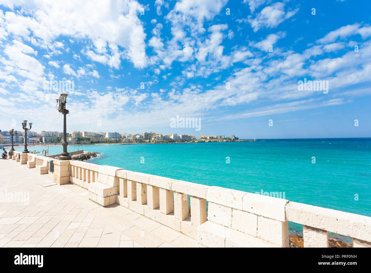 Otranto, Apulien, Italien - Ausblick von der Promenade von Otranto in Italien Stockfoto