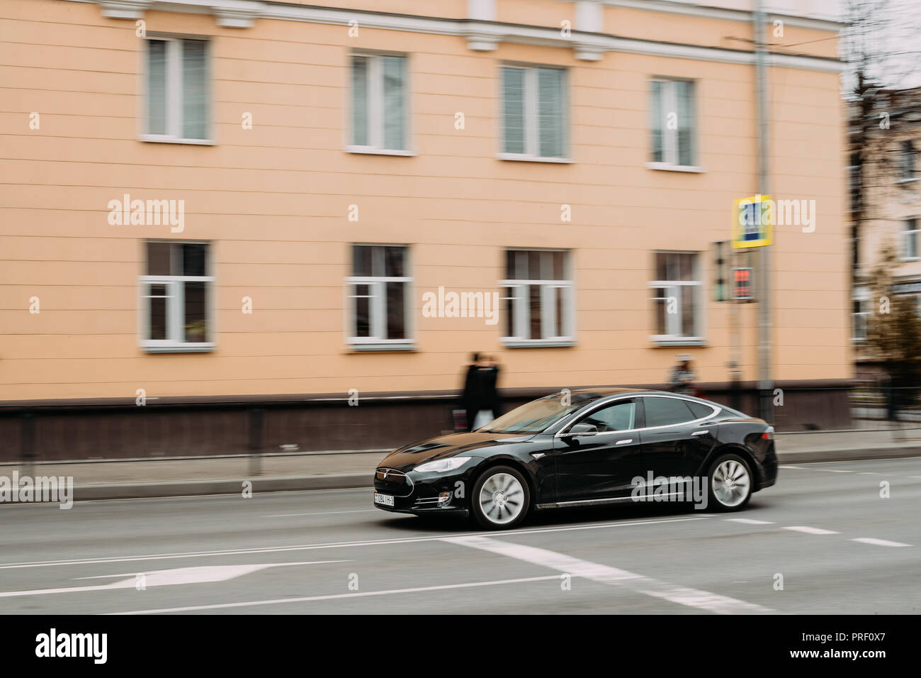 Gomel, Weißrussland - 1. April 2017: Farbe schwarz Tesla Model S Auto In Bewegung auf der Straße. Der Tesla Model S ist ein Full-Size vollelektrische 5-Türer, Luxus Li Stockfoto