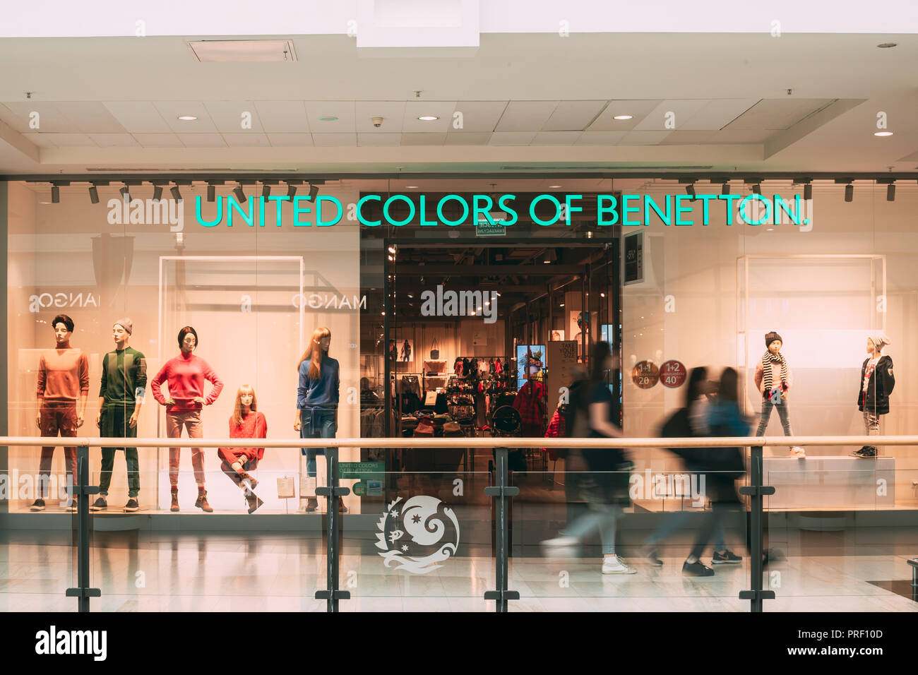 Warschau, Polen - 27. September 2018: die Menschen zu Fuß in der Nähe der  Vereinten Farben von Benetton Store in der Shopping Mall Stockfotografie -  Alamy