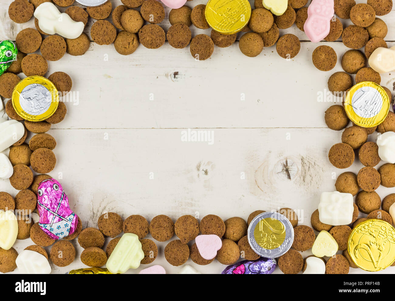 Rahmen des gingernuts und Süßigkeiten und Schokolade, Münzen, die für den traditionellen niederländischen Urlaub Sinterklaas Stockfoto