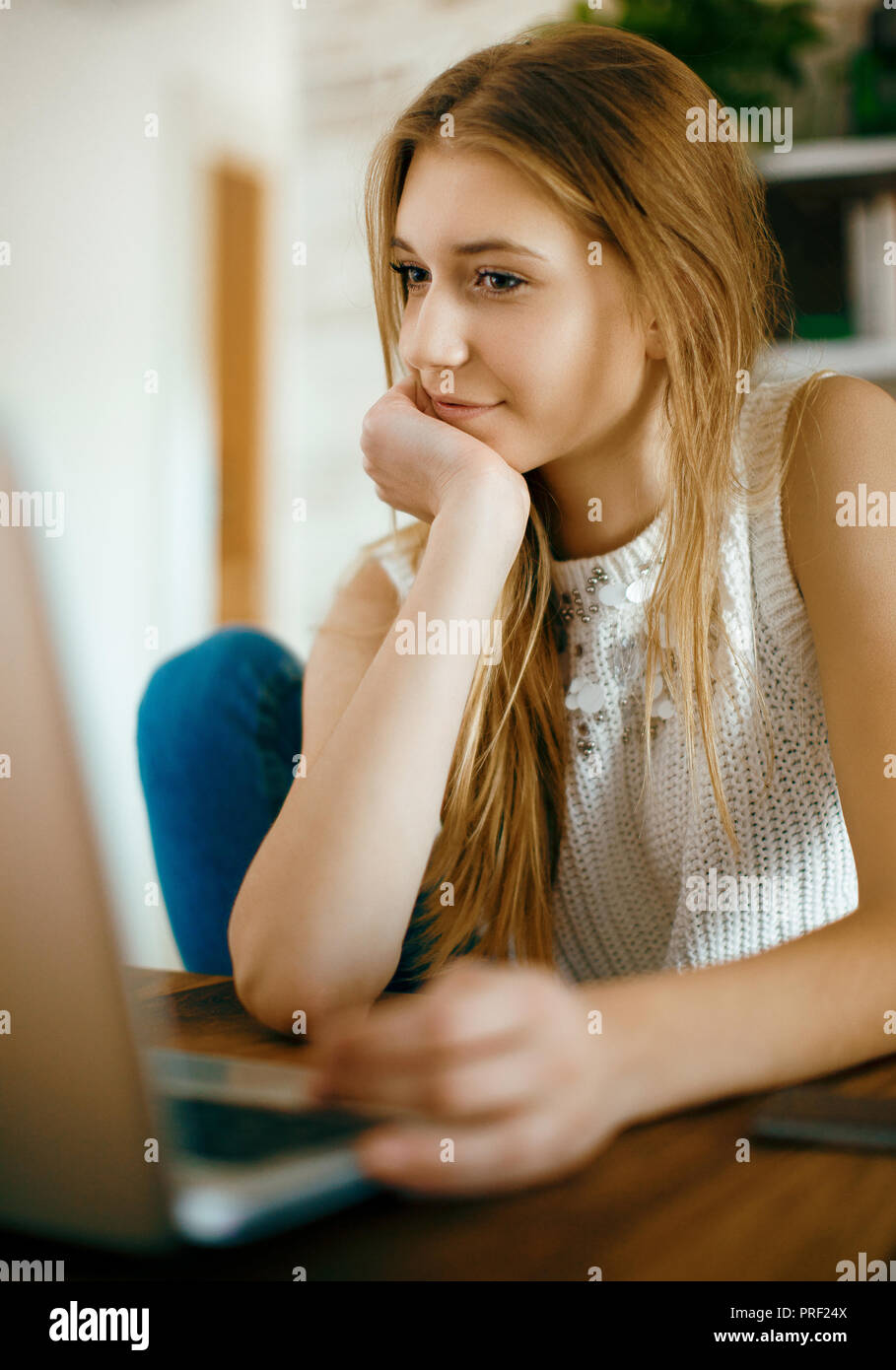 Mädchen mit pc in einem modernen Wettbewerb, sozialer oder Website Stockfoto
