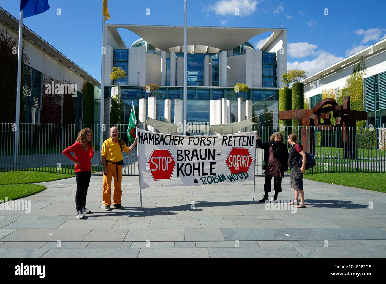 "Hambacher Forst retten! Braunkohle sofort stoppen. Robin Wood'-Protestplakat bei Demonstration gegen die Abholzung des Hambacher Forsts zum Kohleabbau Stockfoto