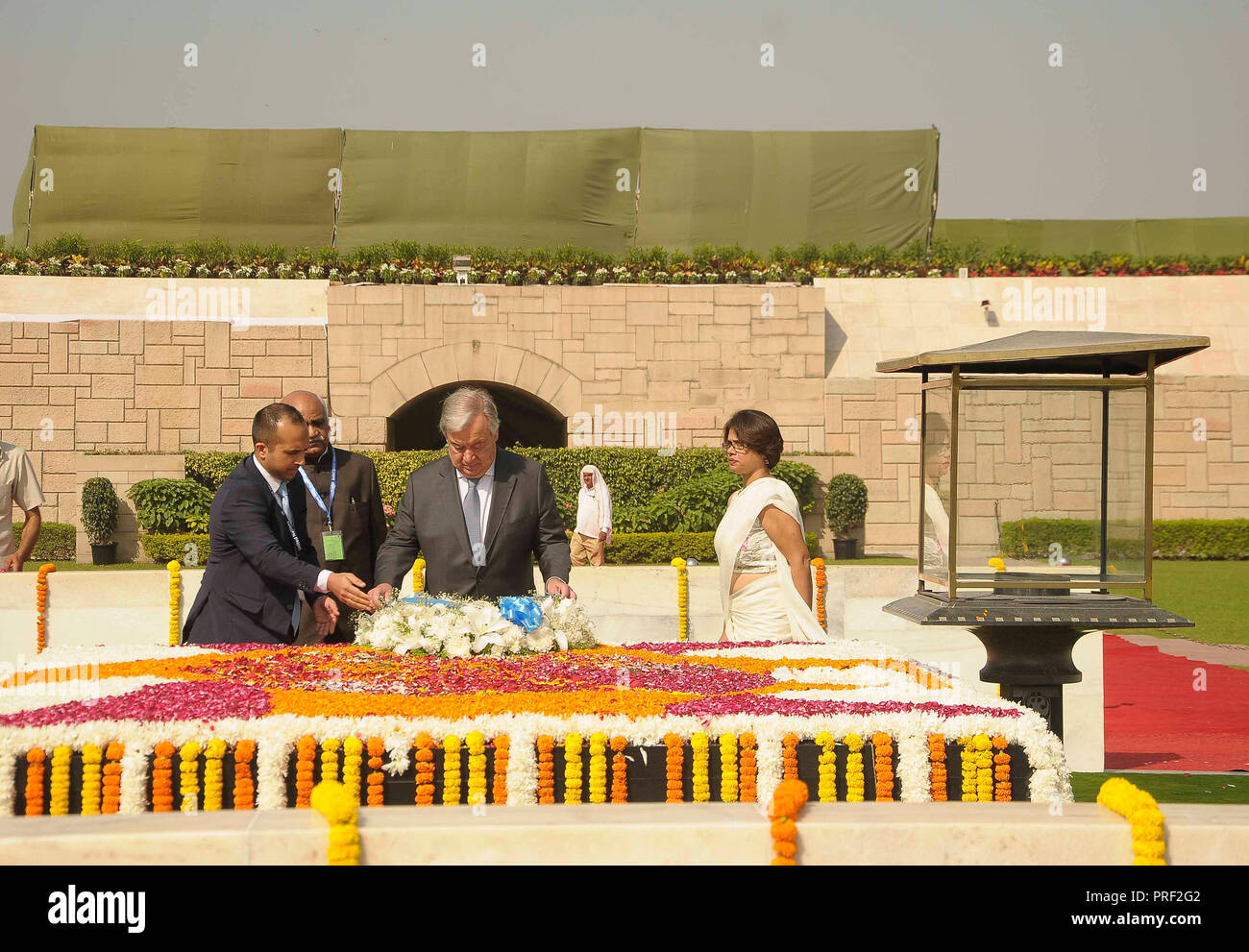 New Delhi, Indien. Okt, 2018 02. Antonio Guterres, der Generalsekretär der Vereinten Nationen eine florale Tribut an Mahatma Gandhis Samadhi (Memorial), am Dienstag, 2. Oktober 2018, in New Delhi, Indien in diesem Jahr feiert 150-jährigen Geburtstag von Mahatma Gandhi, der Vater der Nation. Der Generalsekretär der Vereinten Nationen, Antonio Guterres besucht Indien Tribut T Mahatma Gandhi auf seinem 150. Geburtstag Kreditkarte zu zahlen: Ranjan Basu/Pacific Press/Alamy leben Nachrichten Stockfoto