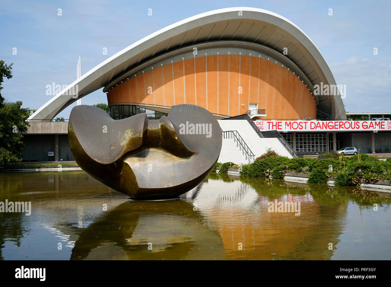 Skulptur "Der große unterteilte Oval Butterfly' von Henry Moore, Haus der Kulturen der Welt, Berlin-Tiergarten (nur fuer redaktionelle Verwendung. Keine Werbu Stockfoto