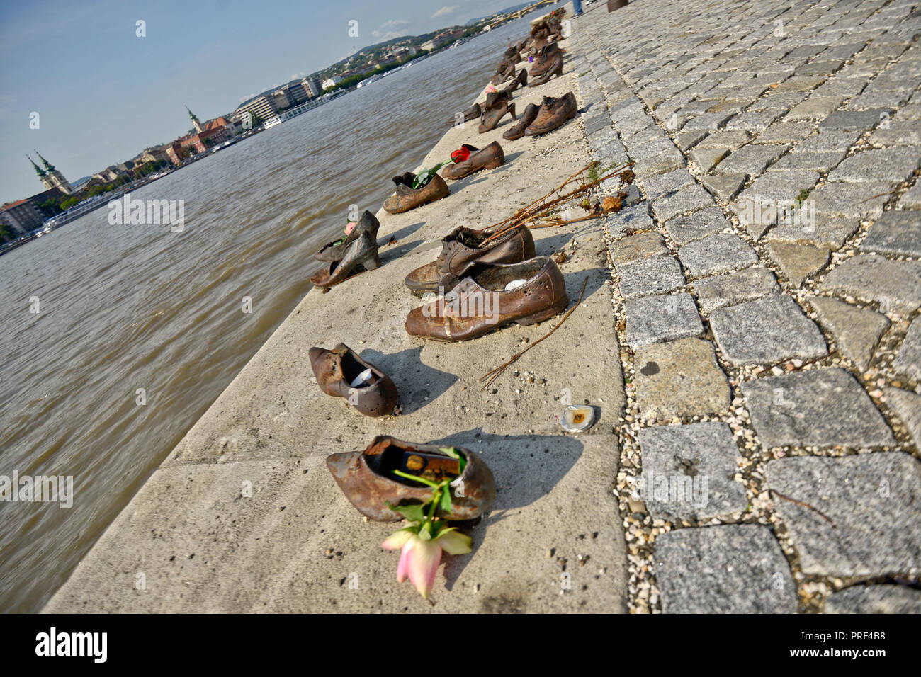 Schuhe am Donauufer. Budapest, Ungarn Stockfoto