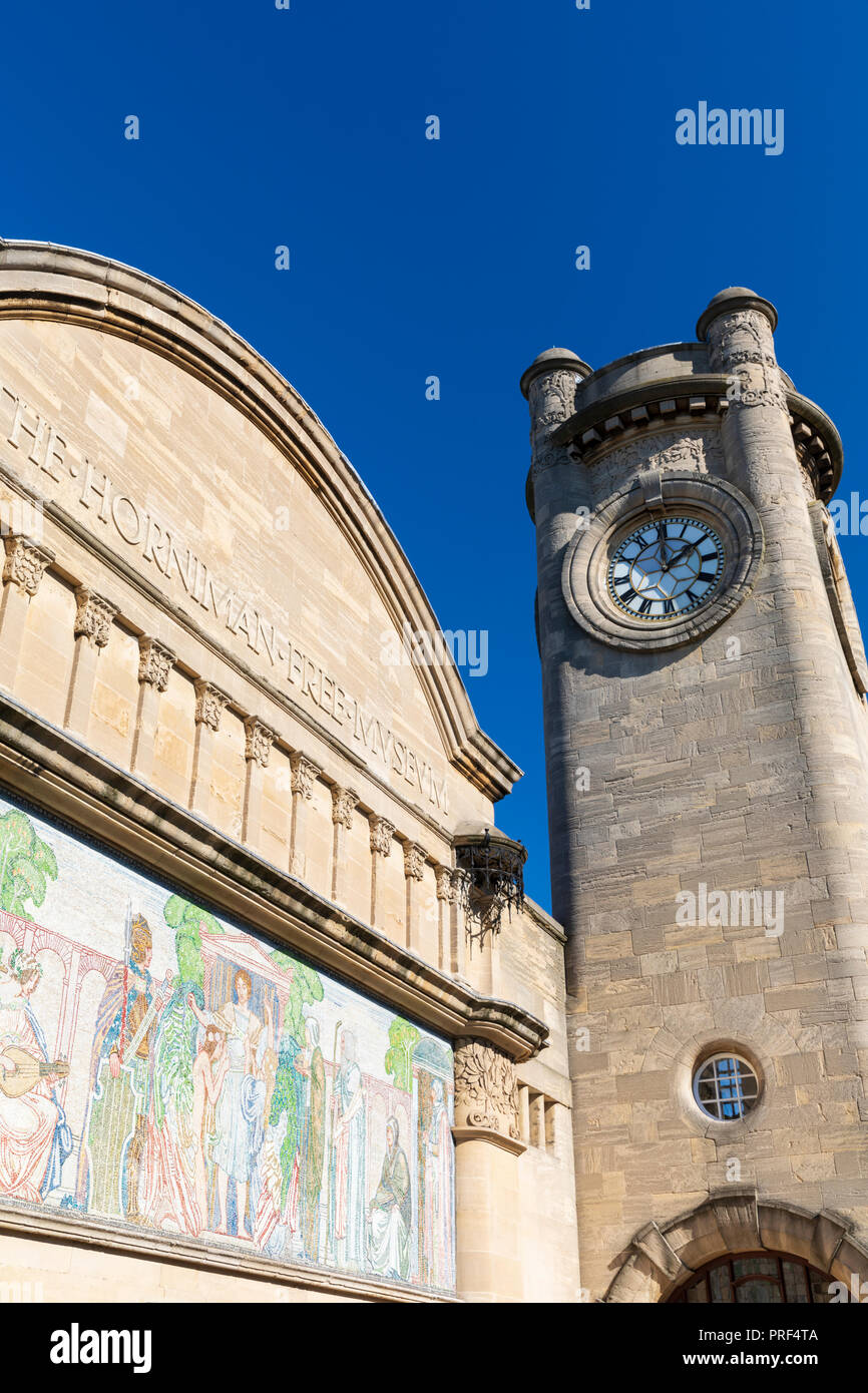 Die Horniman Museum Clock Tower und neoklassischen Mosaik in Forest Hill, London, England, Vereinigtes Königreich Stockfoto