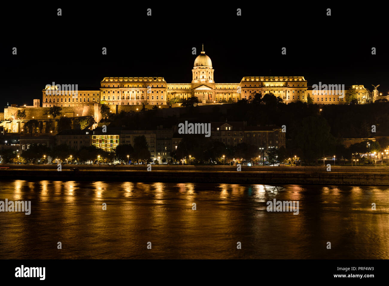 Die Budaer Burg und Donau in der Nacht, Budapest, Ungarn Stockfoto