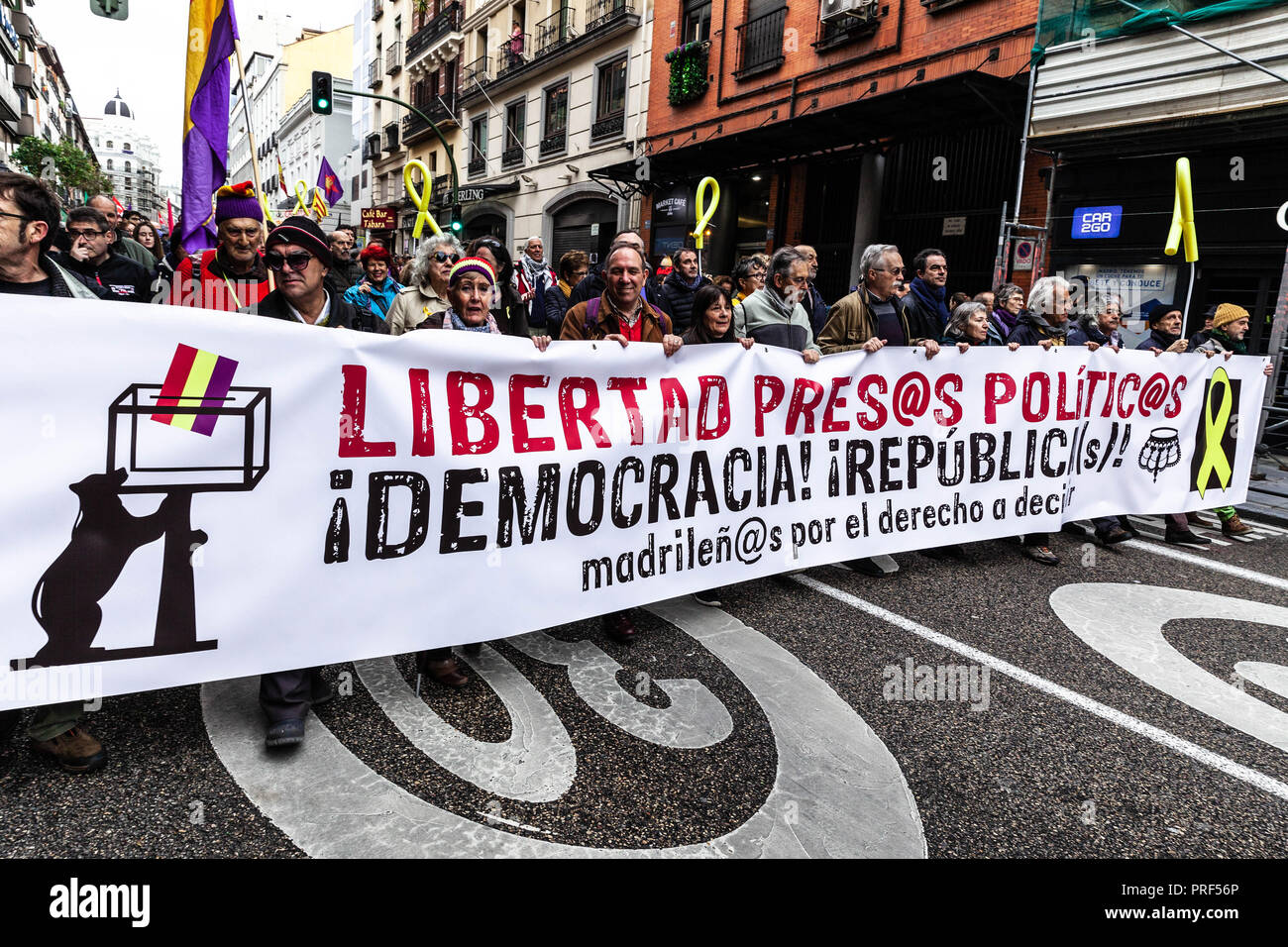 Multitudinaria manifestación exigiendo libertad para presos políticos, Gran Vía, Madrid, España. Stockfoto