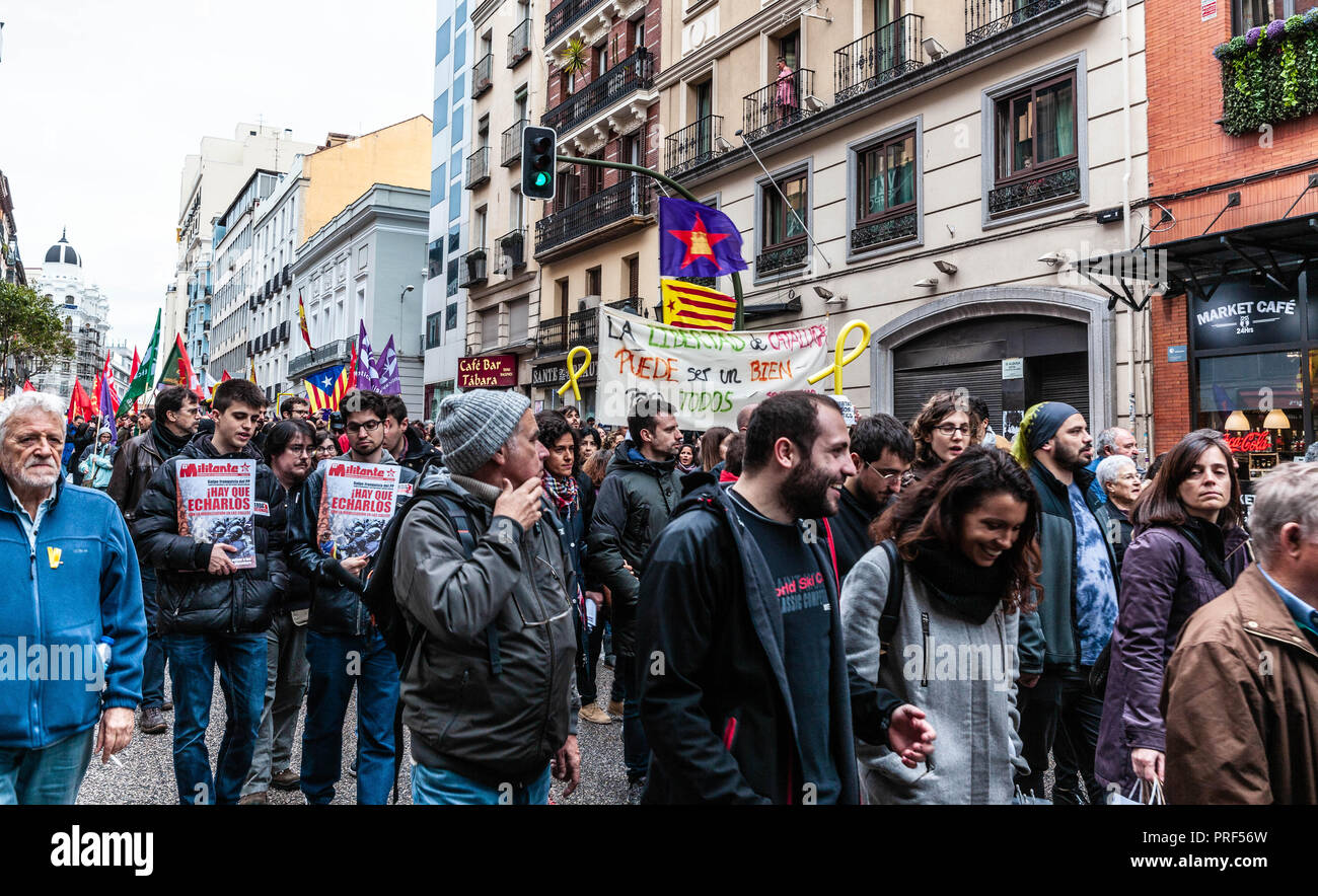 Multitudinaria manifestación en Gran Vía, Madrid, Spanien. Stockfoto