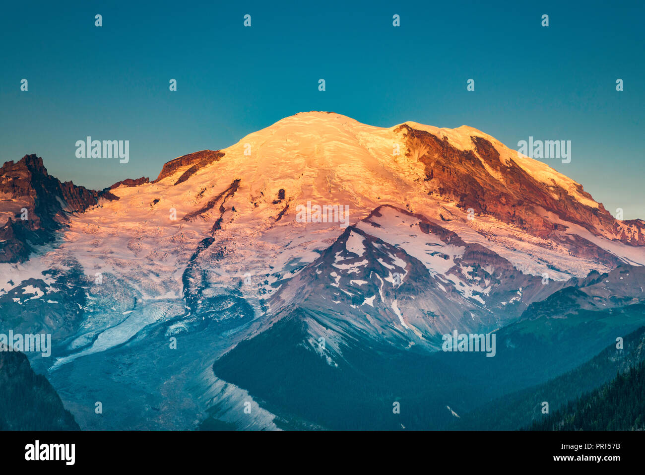 Mount Rainier bei Sonnenaufgang, Ansicht von emmons Vista, in der Nähe von Sunrise Visitor Center, Washington State, USA Stockfoto