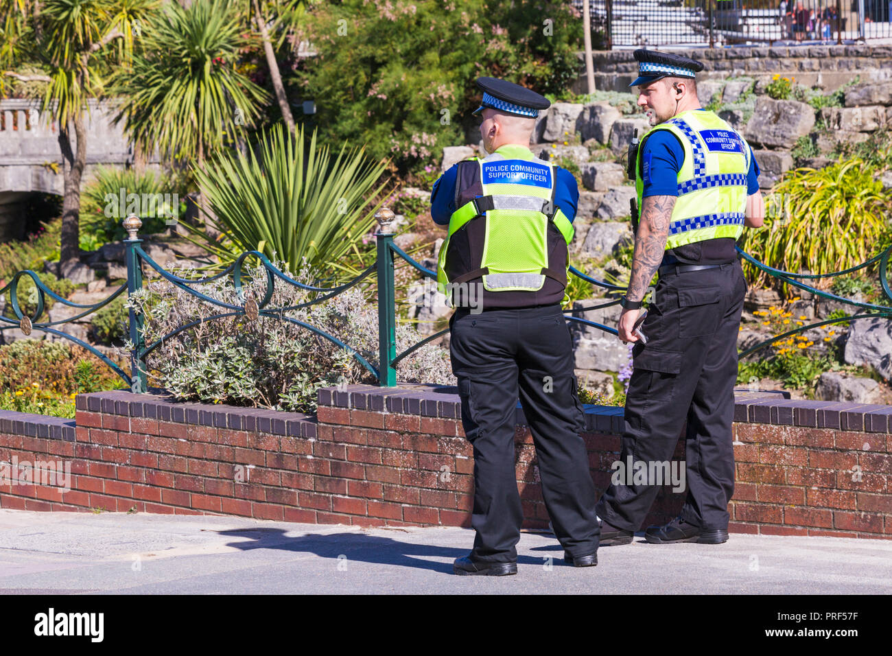 Polizei Community Support Officers in Bournemouth Gardens, Pier Approach, Bournemouth, Dorset UK im September Stockfoto