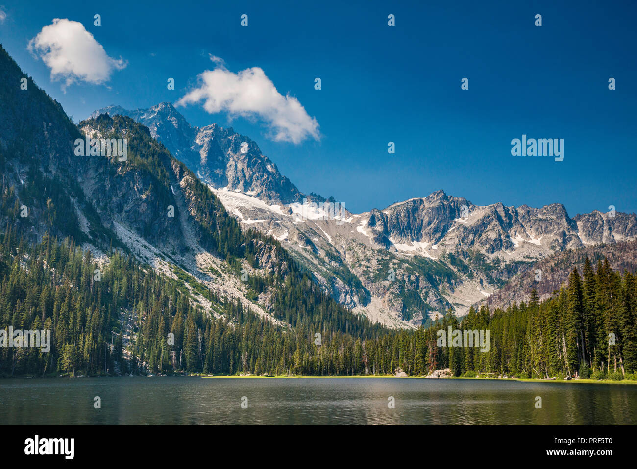 Stuart Lake, Mount Stuart massiv auf der linken Seite, Jack Kante an der Rechten, Stuart, alpinen Seen Wüste, zentrale Kaskaden, Washington State, USA Stockfoto